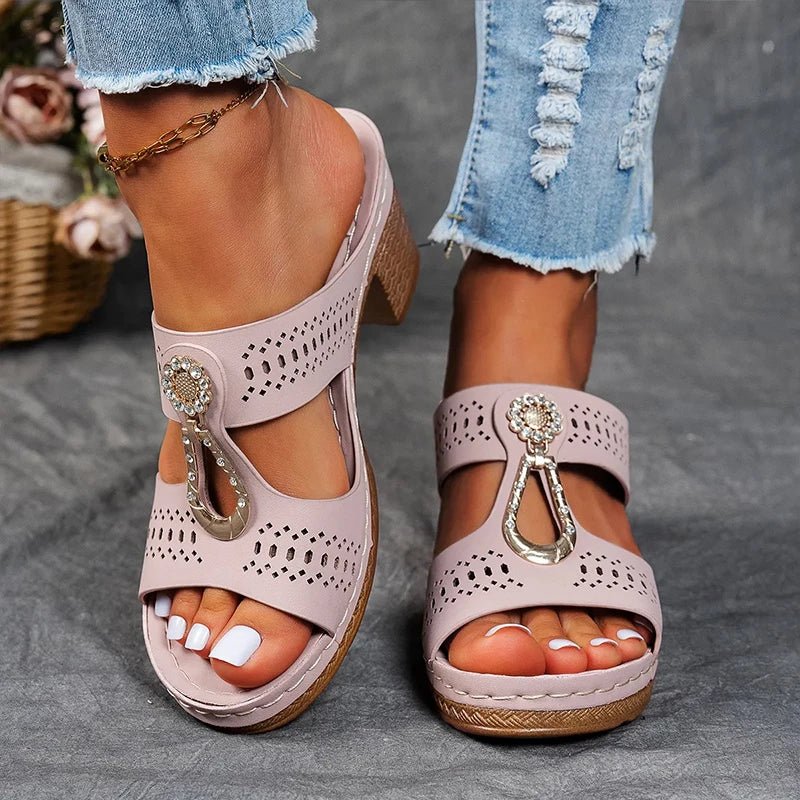Yora | Chic and Comfortable Orthopedic Sandals - Ciara & Fiona