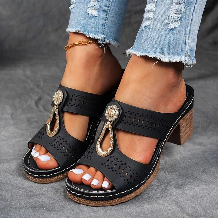 Yora | Chic and Comfortable Orthopedic Sandals - Ciara & Fiona